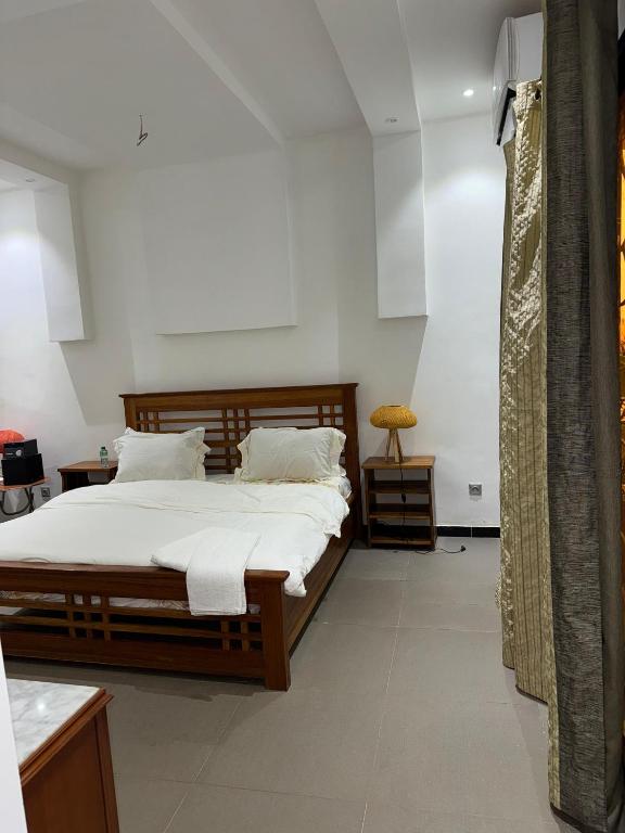 Chambre Double avec grand lit en bois et climatisation