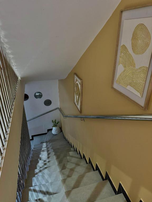 Escalier intérieur de la maison, décoration ocre et jaune