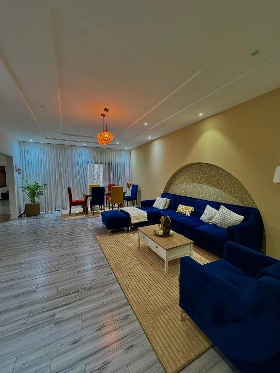 Salon de la maison d'hôtes de Sébi avec canapé indigo