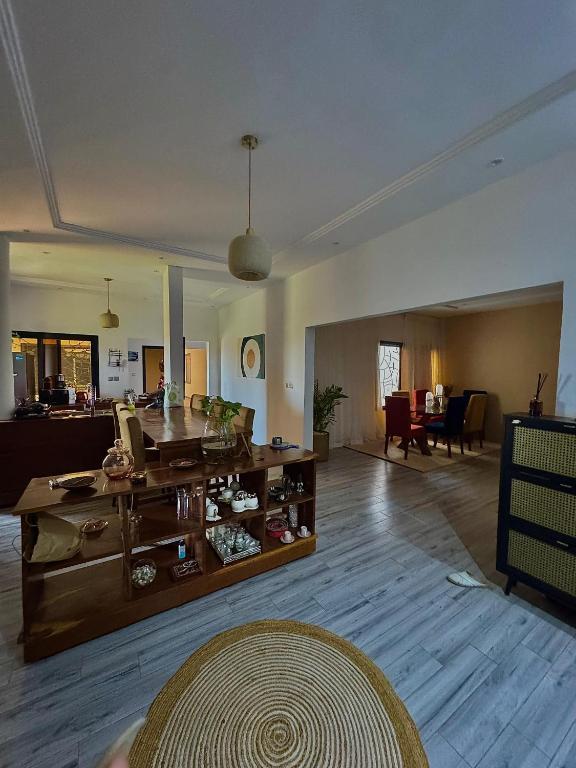 Salle à manger et véranda ouverte sur le salon