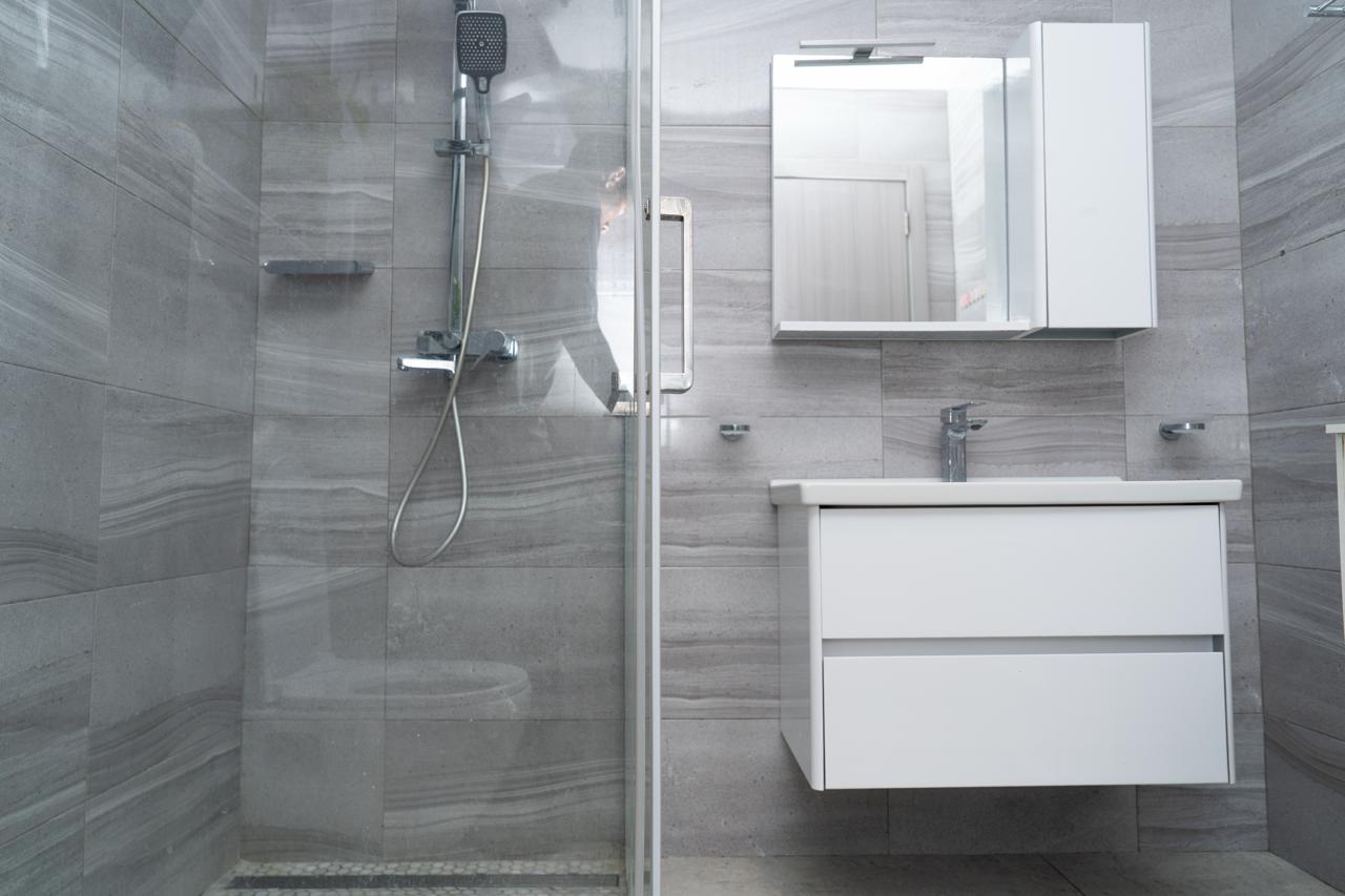 Salle de bain de l'appartement avec douche et double meuble vasque