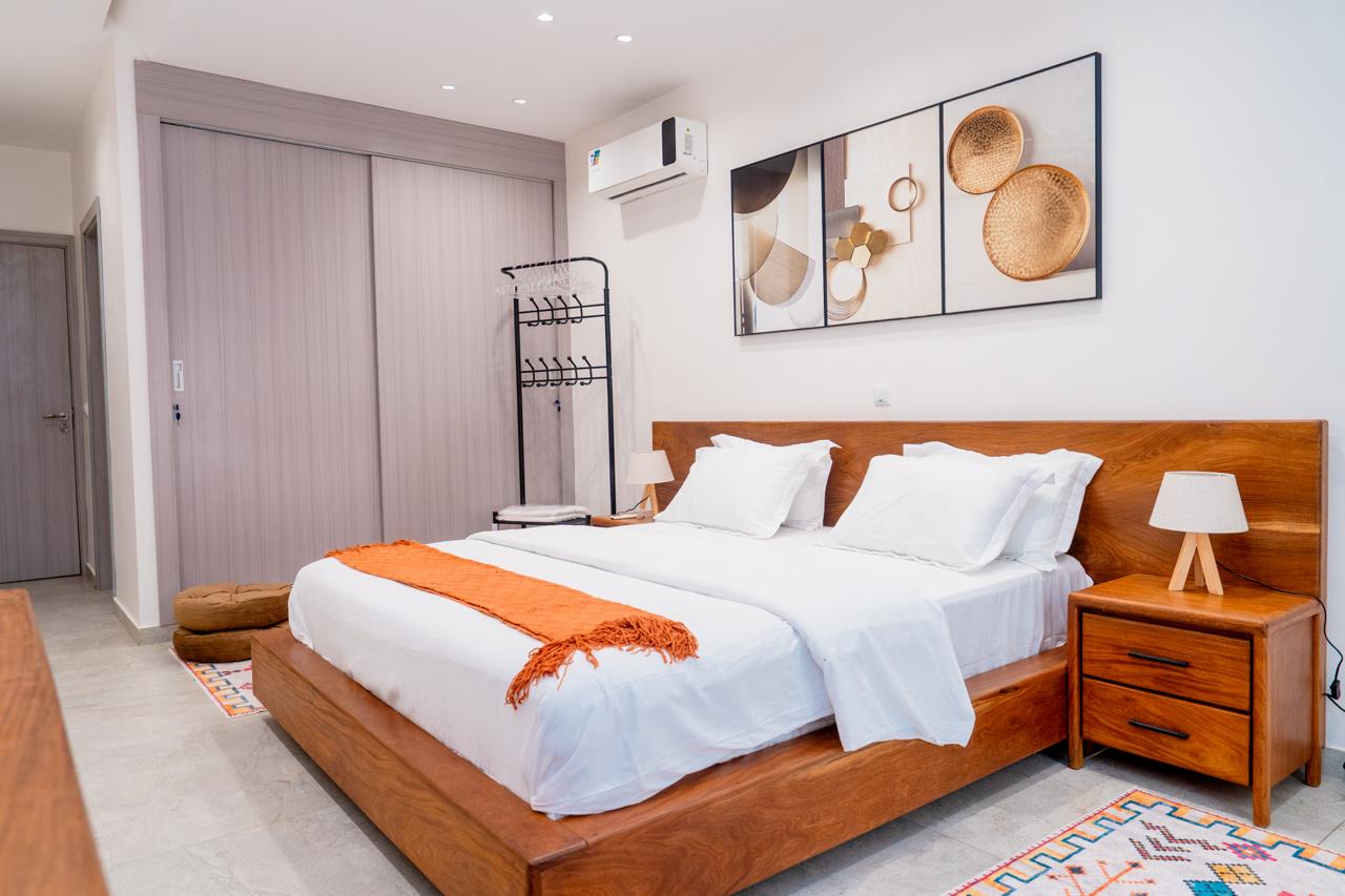 Chambre principale de l'appartement, vue depuis le dressing