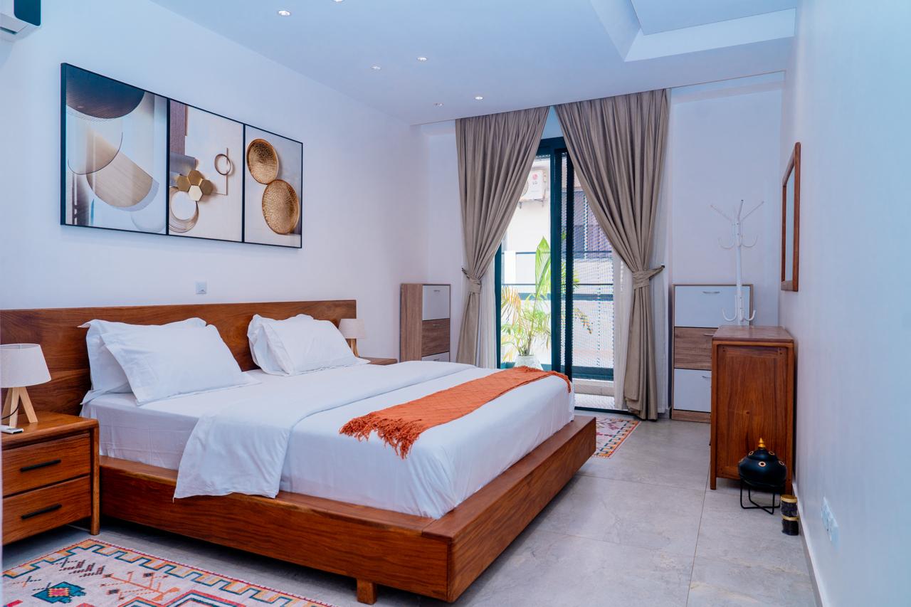 Chambre principale de l'appartement avec accès au balcon