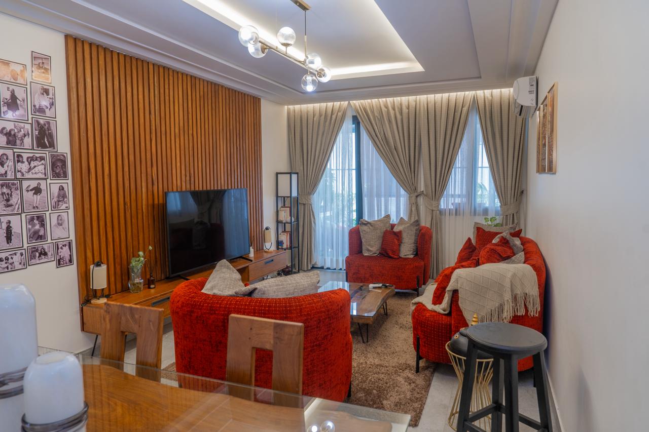 Salon de l'appartement à Dakar avec canapés rouges