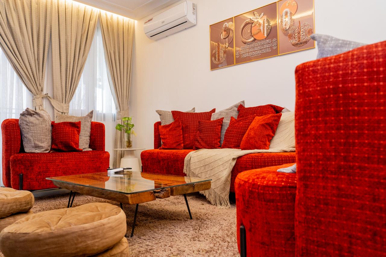 Salon de l'appartement, vue sur les fauteuils et la table basse