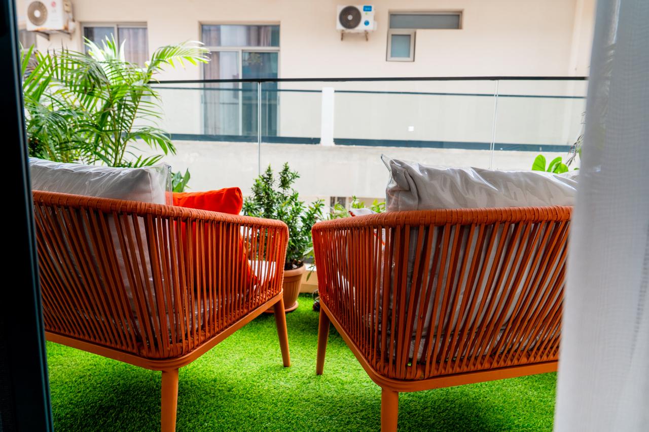 Terrasse de l'appartement avec fauteuils en rotin